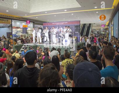 PUERTO PRINCESA, Repubblica delle Filippine (9 giugno 2018) Stati Uniti 7 Banda della flotta, Estremo Oriente Edition esegue a SM Mall in Puerto Princesa. Più di quaranta membri della 7a flotta personale sono attualmente intrapreso USNS Millinocket (T-EPF 3) Visitare Puerto Princesa durante un U.S. 7 teatro della flotta la cooperazione in materia di sicurezza patrol. Foto Stock