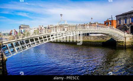 Un tempo vana con una nave a vela si siede atpo tetti in Irlanda. Foto Stock