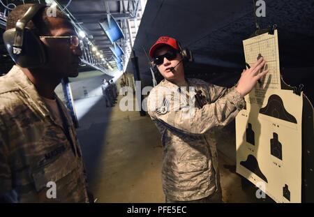 Il personale Sgt. Brandon Howard, 628th delle forze di sicurezza Squadron Combat Arms formazione e manutenzione di istruttore, treni un M-4 fucile studente del corso durante un corso di qualificazione Giugno 5, 2018 a base comune, Charleston S.C. Istruttori CATM a base comune Charleston supportano tutti i rami militari e sono responsabili per la qualificazione dei membri civili e su varie armi. Foto Stock