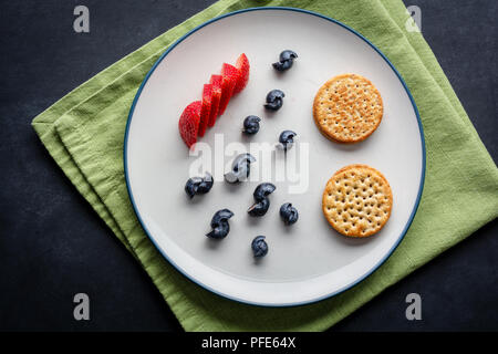 Un veloce snack sani per un bambino affamato non appena arriva a casa da scuola Foto Stock