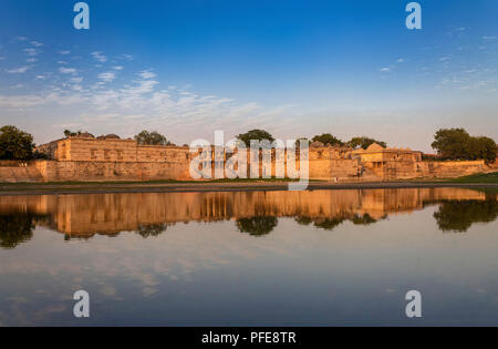 Ahmedabad, Gujarat, India, Dicembre 08,2014 una vista dell'antica moschea e la tomba complessa attraverso acqua in Sarkhej Roza.. Foto Stock