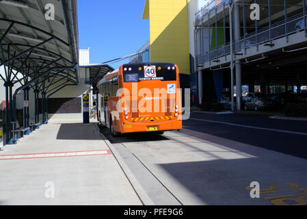 Bus pubblico in attesa presso la fermata degli autobus in Australia, Coffs Harbour nel Nuovo Galles del Sud il 7 agosto 2018. Nessun passeggero a vuoto fermata autobus in città australiana. Foto Stock