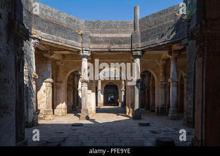 Junagarh, Gujarat , India, Dicembre 11,2014 un diverso punto di vista di un interno della Galleria Uperkot Fort. Foto Stock