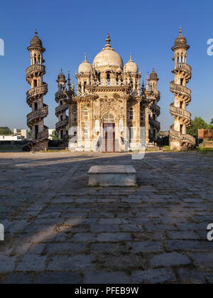 Junagarh, Gujarat , India, Dicembre 11,2014 una vista completa della tomba di Bahar-ud din a Bahar Foto Stock