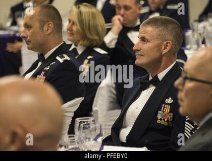 Dignitari ascoltare gli oratori ospiti durante l'ala's inagural Senior non-ufficiale incaricato cerimonia di induzione, mantenuta a riflusso Air National Guard Base, Arca, Giugno 2, 2018. L'ala ha celebrato i successi del suo più recente Sottufficiale superiore durante la sera dell'evento. Foto Stock