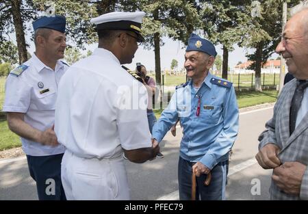 La Romania (2 giugno 2018) Capt. Charlos Washington, comandante navale per il meccanismo di sostegno Deveselu, scuote le mani con 99-anno-vecchio rumeno Il Mag. Gen. (Ret.) ione Dobran, un ex II Guerra Mondiale Deveselu Air Force Base Commander, durante un tour di base, 2 giugno. Dobran era famoso per il tiro giù pilota americano 1Lt. (Ret.) Barrie Davis, assegnato a 325 Aviazione Gruppo Caccia della US Army Air Forces, vicino a Galati, Rumeno il 6 giugno 1944. Durante gli Stati Uniti e il rumeno duelli aerei Davis è stato costretto ad atterrare il suo Mustang P-51 aereo in Ucraina. Il pilota americano ha visitato Dobran 66 anni più tardi in Januar Foto Stock