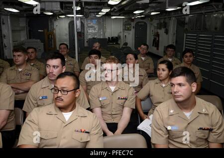 POLARIS POINT, Guam (30 maggio 2018) - Petty Officer Seconda Classe Selectees frequentare la loro leadership Corso di formazione a bordo del sottomarino offerta USS Frank cavo (come 40). Cavo di Frank, distribuito a Guam, riparazioni, rearms e distribuito reprovisions U.S. Forze navali nell'Indo-Pacifico regione. Foto Stock