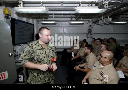 POLARIS POINT, Guam (30 maggio 2018) - Macchinari Repairman 1a classe Walter ferire, sinistra, facilita un Petty Officer Seconda Classe Selectee Leadership Corso di formazione a bordo del sottomarino offerta USS Frank cavo (come 40). Cavo di Frank, distribuito a Guam, riparazioni, rearms e distribuito reprovisions U.S. Forze navali nell'Indo-Pacifico regione. Foto Stock