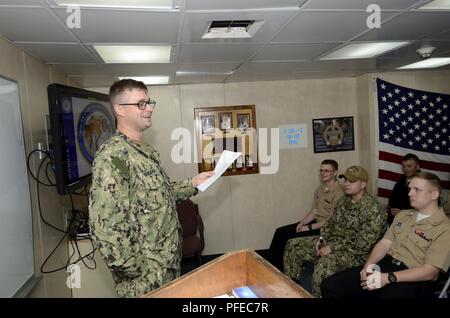 POLARIS POINT, Guam (30 maggio 2018) - scafo tecnico di manutenzione 1a classe Patrick Shearer facilita un Petty Officer Selectee Corso di Leadership a bordo del sottomarino offerta USS Frank cavo (come 40). Cavo di Frank, distribuito a Guam, riparazioni, rearms e distribuito reprovisions U.S. Forze navali nell'Indo-Pacifico regione. Foto Stock