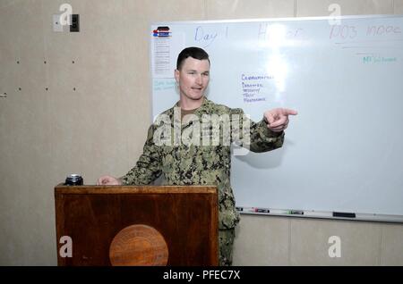 POLARIS POINT, Guam (30 maggio 2018) - Macchinari Repairman 1a classe Frank Hotmer facilita un Petty Officer Selectee Corso di Leadership a bordo del sottomarino offerta USS Frank cavo (come 40). Cavo di Frank, distribuito a Guam, riparazioni, rearms e distribuito reprovisions U.S. Forze navali nell'Indo-Pacifico regione. Foto Stock