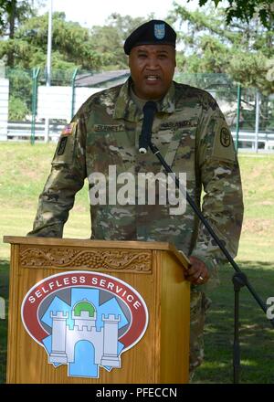 Stati Uniti Esercito Col. Claude Burnett, commander, Landstuhl Regional Medical Center (LRMC) grazie il comando Sgt. Il Mag. Clark Charpentier per il suo sostegno e la leadership alla rinuncia di responsabilità cerimonia a Landstuhl/Germania Foto Stock