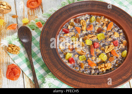 Freddo dolce zuppa di grano Kutya, tradizionale ucraino cibo di Natale con noci, uva passa, albicocca secca e miele, autentica ricetta, close-up Foto Stock