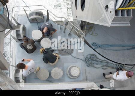 PUERTO PRINCESA, Repubblica delle Filippine (4 giugno 2018) i membri dell'equipaggio assegnati a USNS Millinocket (T-EPF 3) maniglia linea per di più la nave a Puerto Princesa durante un U.S. 7 teatro della flotta la cooperazione in materia di sicurezza patrol. Più di quaranta membri della 7a flotta personale sono attualmente intrapreso Millinocket visitando diversi paesi nella regione Indo-Pacifico. Foto Stock