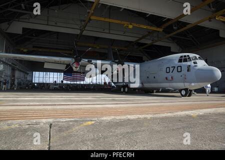 Marines, veterani e membri della famiglia con antenna Marine Refueler squadrone di trasporto (VMGR) 252 celebrano il loro novantesimo compleanno il Marine Corps Air Station Cherry Point, N.C., Giugno 1, 2018. L'unità è la più antica, continuo squadriglia in Marine Corps. Dal 1928, lo squadrone ha fornito un supporto in ogni conflitto di grandi dimensioni e un numero di operazioni umanitarie. VMGR-252, Marine Aircraft Group 14, 2° velivolo marino ala. Foto Stock