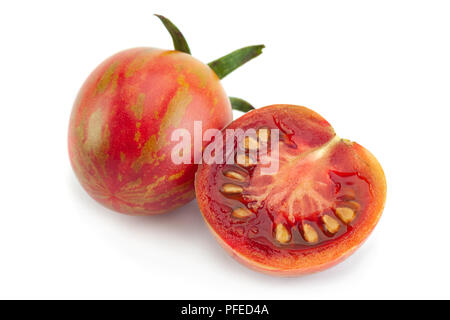 Rosolare i pomodori ciliegia colseup isolati su sfondo bianco Foto Stock