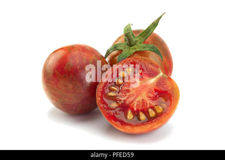 Rosolare i pomodori ciliegia colseup isolati su sfondo bianco Foto Stock