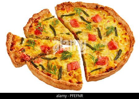 Deliziosa casa francese quiche con pesce rosso, verde fagiolo, salsa besciamella e formaggio Emmenthal tagliato a fettine isolati su sfondo bianco, vista da un Foto Stock