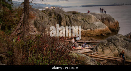 La sua bellissima autunno paesaggio urbano non è facile salire rocce nel Parco lighthouse west Vancouver Canada Foto Stock