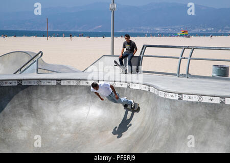 Venice Beach Skatepark: Due Skateboarders Foto Stock