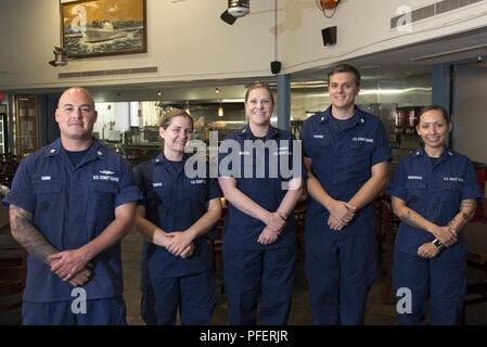 Chief Petty Officer Elizabeth Meister pone con il compagno il suo equipaggio Sottufficiali di 2a classe di Jason Gann, Kristle Benavente e Edward Scherer, e sottufficiali di terza classe Jessica Travis presso la Guardia Costiera Settore San Francisco galley, 14 giugno 2018. Meister si è aggiudicato il Douglas A. Munro Award per la leadership di ispirazione. Foto Stock