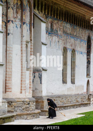 L'Europa, Romania. Bukovina Moldovita dipinto monasterie Nun ampie Foto Stock