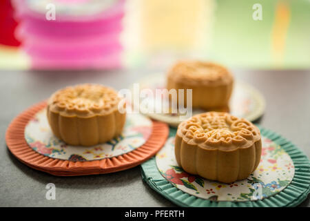 Mooncakes è tradizionalmente la pasticceria a mangiato durante Mid-Autumn Festival. Lanterne a sfondo. Il carattere cinese sulla torta della luna rappresentano 'Lotus Foto Stock