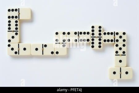 Domino piastrelle stabiliti nella forma di un serpente, close up Foto Stock