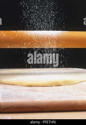 Spolvero matterello sopra l'impasto Foto Stock