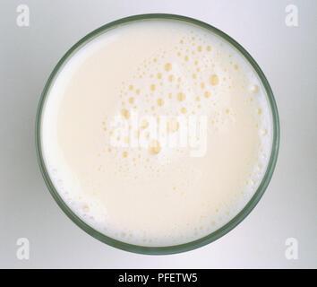 Un bicchiere di latte caldo, vista da sopra Foto Stock