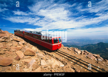 Stati Uniti d'America, Colorado, Manitou Springs, Pikes Peak Cog Railway, treno storico sulla cima di monte Foto Stock