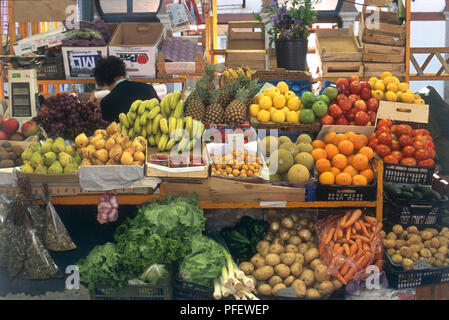 Il Portogallo, Algarve, Regione centrale, Loule, Pra?Un da Rep?blica, frutta fresca e verdure sul mercato in stallo. Foto Stock