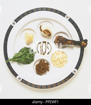 Cena pasquale o piastra di seder, visualizzazione tradizionale erba amara, uova, carne gamba, charoset, verdura verde. Foto Stock