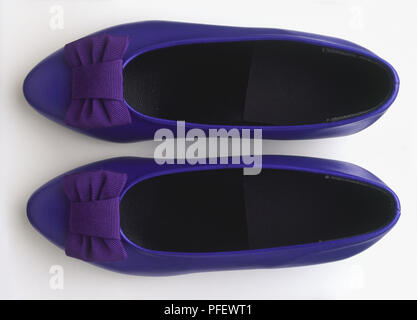 Coppia di blu scarpe piatte con archetti, vista da sopra Foto Stock