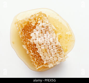 Gocciolamento favo di miele, close up Foto Stock