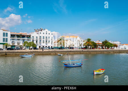 Barche in legno sul fiume Gilao. Tavira, distretto di Faro, Algarve, PORTOGALLO Foto Stock