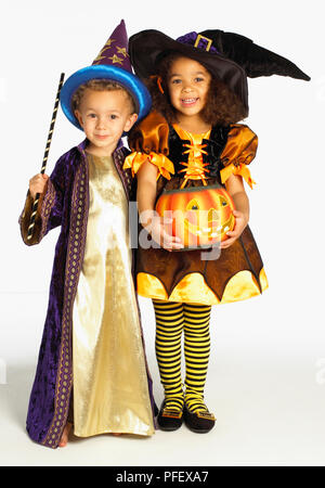 Ragazzo nella procedura guidata di costume e Ragazza strega in costume Foto Stock