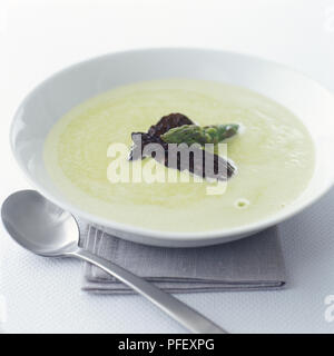 Terrina di asparagi e patate Zuppa di porri, guarnito con punte di asparagi e spugnole Foto Stock