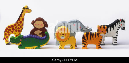 Giocattolo di legno animali, tra cui giraffe, scimmia, coccodrillo, lion, elefante, tiger, cavallo Foto Stock