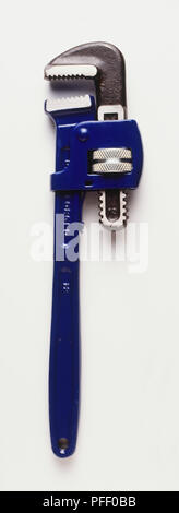 Chiave a tubo con impugnatura blu, vista laterale Foto Stock