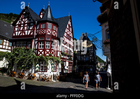 I turisti a piedi passato l'Altes Haus, un ristorante e albergo al centro di Bacharach, Germania. Foto Stock