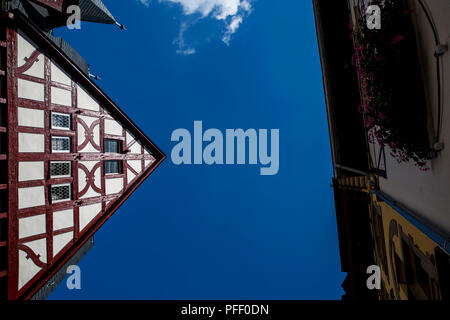 Dettaglio del tetto dell'Altes Haus nel centro di Bacharach, Germania. Foto Stock