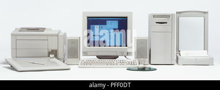 Sullo schermo del computer, la tastiera del computer, altoparlanti, disco rigido, scanner, stampante, il tappetino e il mouse Foto Stock