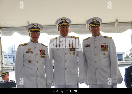 Coast Guard Capt. Contrassegnare Fedor, sinistra, Cap. Jeffrey Randall, destra e Vice Adm. Scott Buschman, centro di stare in piedi insieme dopo la modifica del comando del guardacoste James, martedì 5 giugno 2018, a della legge federale Training Center a Charleston, Carolina del Sud. Durante la cerimonia, Fedor trasferito il comando del coltello James di Randall. Foto Stock