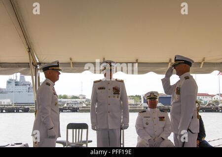 Coast Guard Capt. Jeffrey Randall, diritto, saluta il cap. Contrassegnare Fedor, il guardacoste James' comandante, a sinistra per indicare il cambiamento del comando del guardacoste James, martedì 5 giugno 2018, durante la taglierina del cambiamento del comando della cerimonia per la consegna della Legge federale Training Center a Charleston, Carolina del Sud. Fedor ha servito come James' comandante dal maggio 2016. Foto Stock