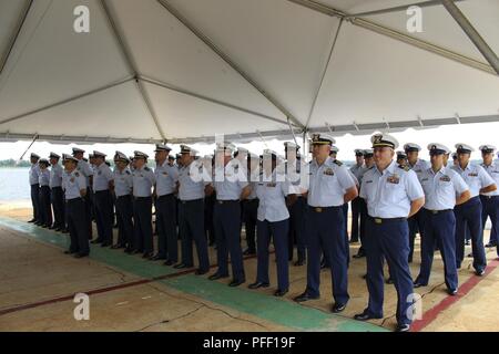 Guardacoste James equipaggio si erge a attenzione martedì 5 giugno 2018, durante il guardacoste James' modifica del comando cerimonia in occasione della Legge federale di formazione in Charleston, Carolina del Sud. Durante la cerimonia, il cap. Contrassegnare Fedor trasferito il comando del coltello James al cap. Jeffrey Randall. Foto Stock