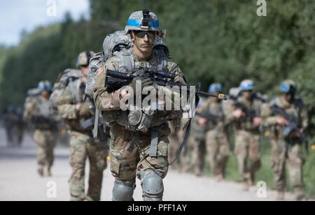 Stati Uniti Soldati del primo battaglione, 109° Reggimento di Fanteria, Pennsylvania National Guard, condurre un ruck marzo durante lo sciopero di Saber 18 al Pabrade Area Formazione, Lituania, Giugno 6, 2018. Saber Strike è una multinazionale di esercizio attualmente al suo ottavo anno di prove che i partecipanti provenienti da 19 paesi sulla loro capacità di lavorare insieme e di migliorare ogni unità è la sua capacità di eseguire le loro missioni designato. Foto Stock