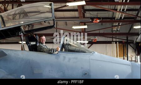 Il personale Sgt. Matteo Carraway, 362 Training Squadron F-15 capo equipaggio apprendista istruttore del corso, posa per una foto mentre nel cockpit di un F-15 Eagle trainer jet a Sheppard Air Force Base in Texas, Giugno 5, 2018. Carraway laureato di recente la propria classe, chi ha doppiato il 'most classe fotogenica' del 362 TRS. Foto Stock