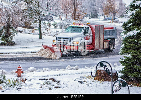 A est di Hannover, NJ / Nov 2014 - Città carrello aratri neve dalle strade della città Foto Stock