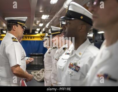 Oceano atlantico (10 giugno 2018) Senior Medical Officer Capt. Andrew Schiemel, dal Nord Babilonia, New York, ispeziona i comandanti e ufficiali del dipartimento medico durante un abito bianco ispezione a bordo della portaerei USS George H.W. Bussola (CVN 77). La nave è in corso la routine di conduzione di attività di allenamento per mantenere la disponibilità del gestore. Foto Stock