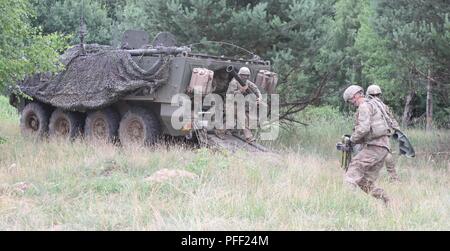 I soldati assegnati alla sede centrale e sede di truppe, 1° Stormo, 2° reggimento di cavalleria, Battle Group Polonia, preparare per assemblare il M 252 81 mm sistema di Malta al di fuori della loro mortaio veicolo portante durante lo sciopero di Saber 18 in Bemowo Piskie Area Formazione, Polonia il 12 giugno 2018. Sciopero di Saber 18 è l'ottava iterazione della lunga U.S. Esercito Europa-led formazione cooperativa esercizio progettata per migliorare l'interoperabilità tra alleati e partner regionali. (Michigan esercito nazionale Guard Foto Stock